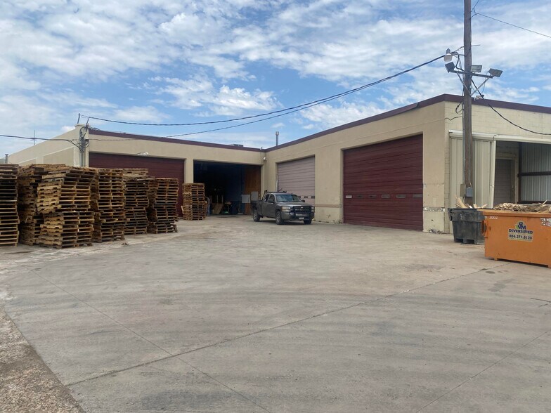 More Photos Of 3333 SE 3rd Ave, Amarillo Warehouse For Lease