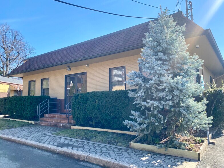 Primary Photo Of 31 DiCarolis Ct, Hackensack Warehouse For Lease