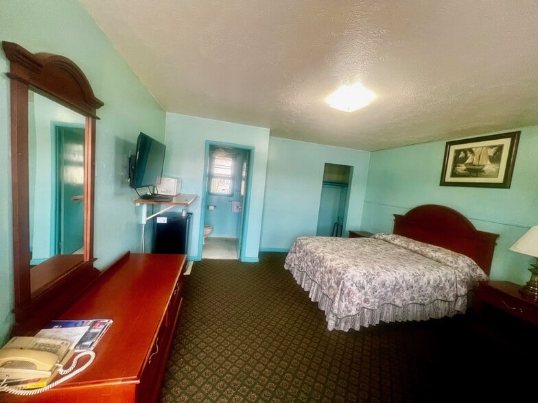 More Photos Of 1717 Cornhusker Hwy, Lincoln Hotel For Sale