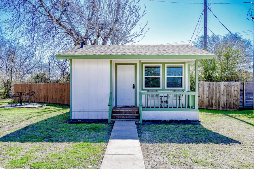 More Photos Of 512 N Travis St, Granbury Hospitality For Sale
