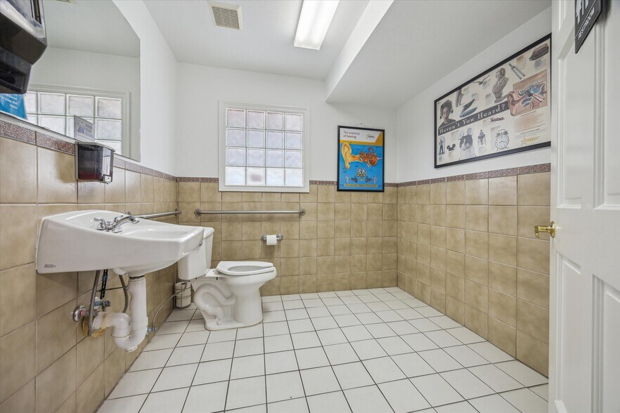 More Photos Of 5135 Edloe St, Houston Office Residential For Sale