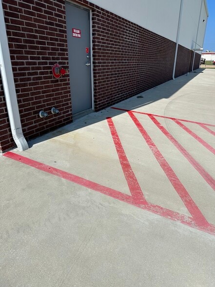 More Photos Of 1201 E Houston St, Broken Arrow Refrigeration Cold Storage For Sale
