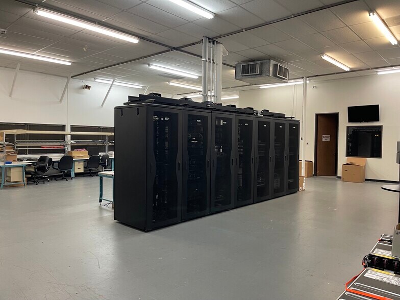 More Photos Of 10595 Westoffice Dr, Houston Light Distribution For Lease