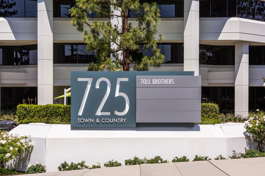 More Photos Of 725 W Town and Country Rd, Orange Medical For Lease