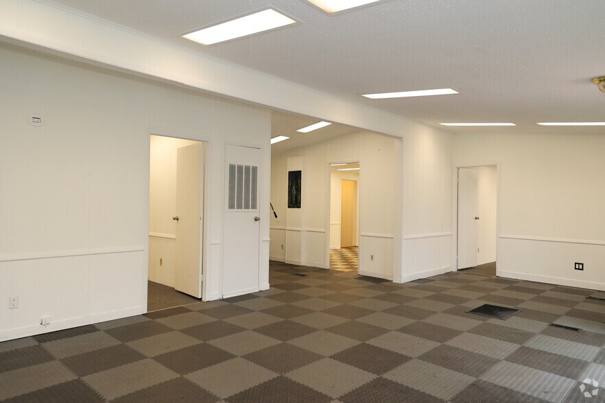More Photos Of 6645 Denver Industrial Park Rd, Denver Warehouse For Lease