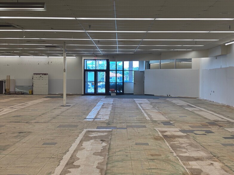 More Photos Of 427-429 W McIntyre St, Mullins Unknown For Lease