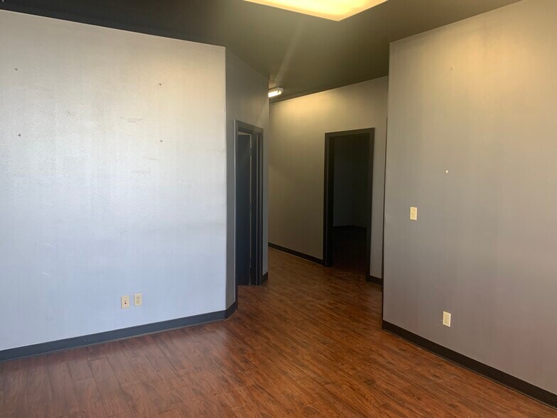 More Photos Of 2703-2717 S I 35 Service Rd, Oklahoma City Showroom For Lease