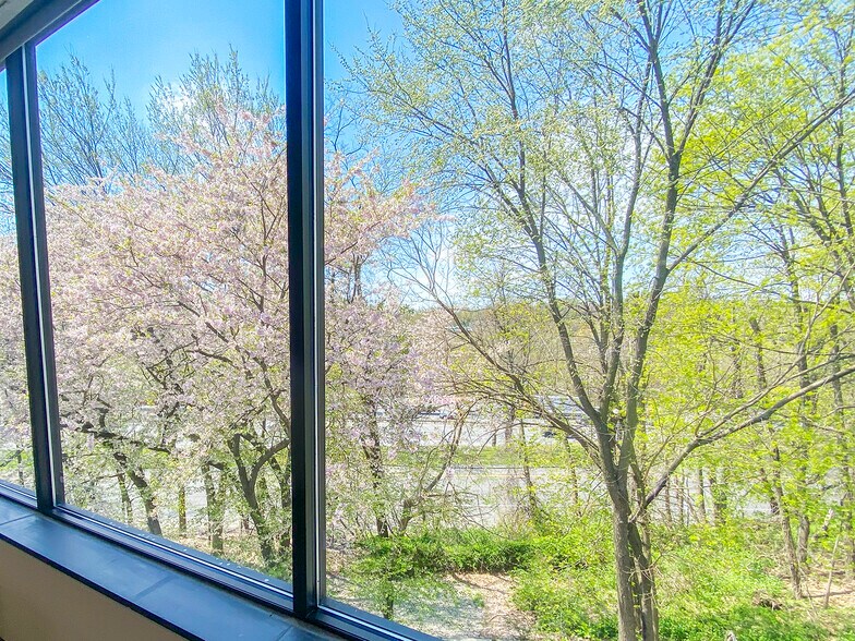 More Photos Of 1 W Red Oak Ln, White Plains Office For Lease