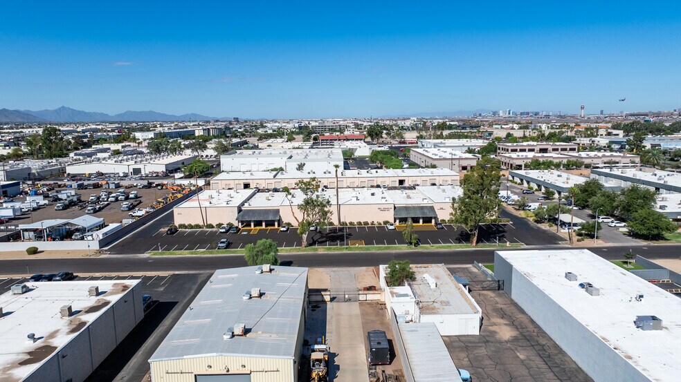 More Photos Of 910 S Hohokam Dr, Tempe Warehouse For Lease