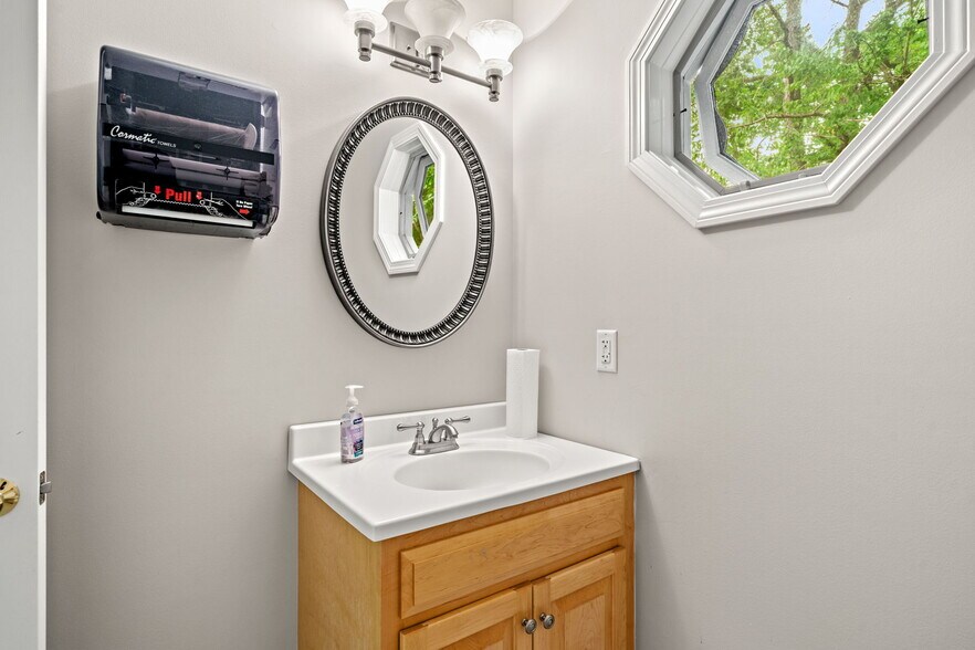 More Photos Of 15 Garden Rd, Plaistow Office For Sale