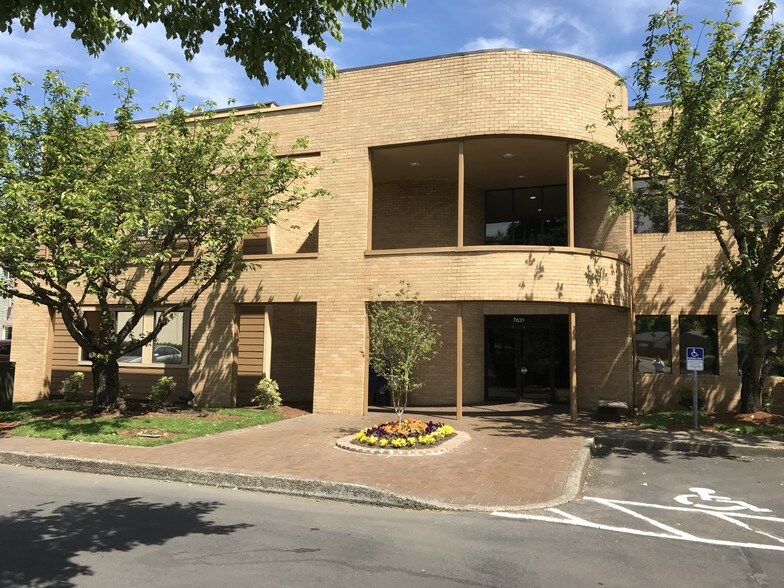 More Photos Of 7831 SE Lake Rd, Portland Office For Lease