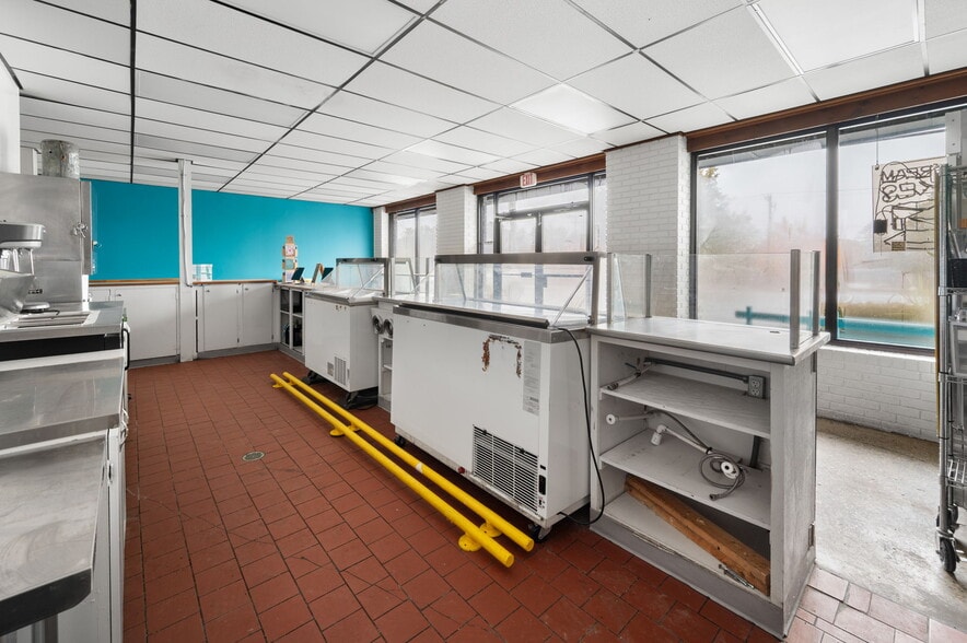 More Photos Of 17 S Main St, Brooklyn Freestanding For Sale