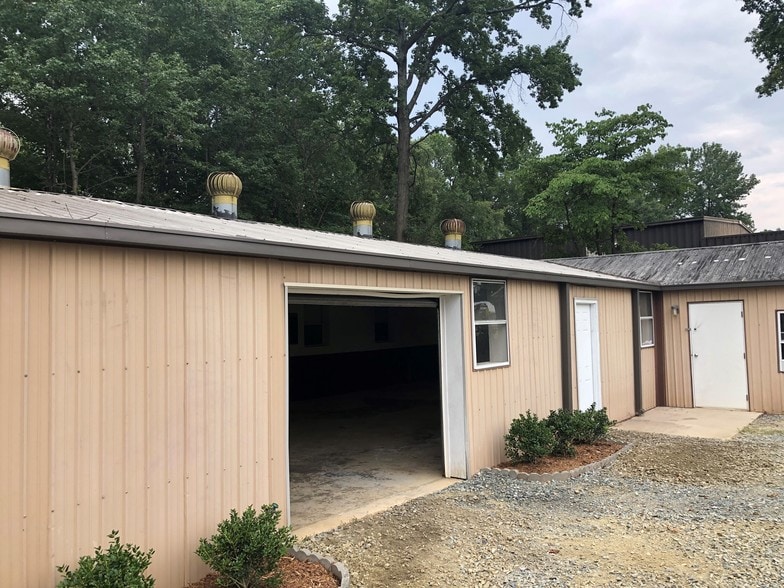 More Photos Of 4038 Hartley St, Charlotte Flex For Lease