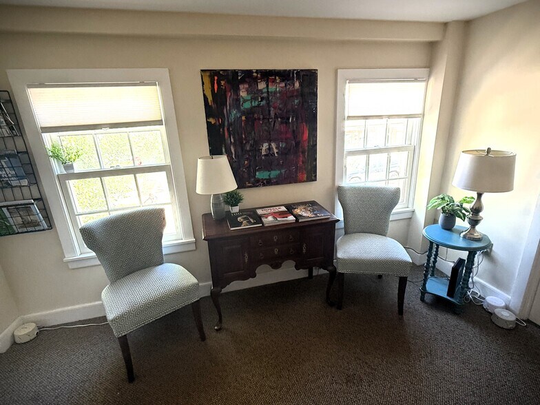 More Photos Of 35 King St, Burlington Office For Lease