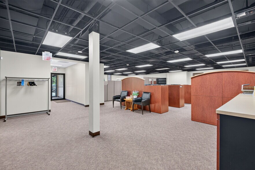 More Photos Of 852 W Bartlett Rd, Bartlett Office For Lease