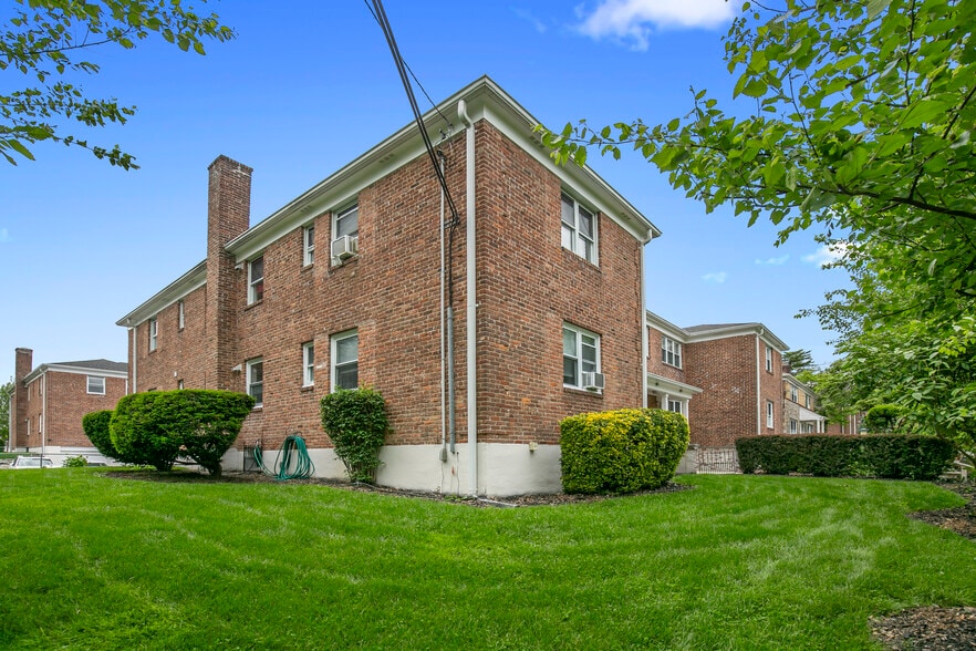 More Photos Of 28 Linden St, Great Neck Apartments For Sale