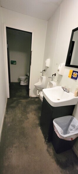 More Photos Of 118 E Jackson Ave, Iola General Retail For Sale