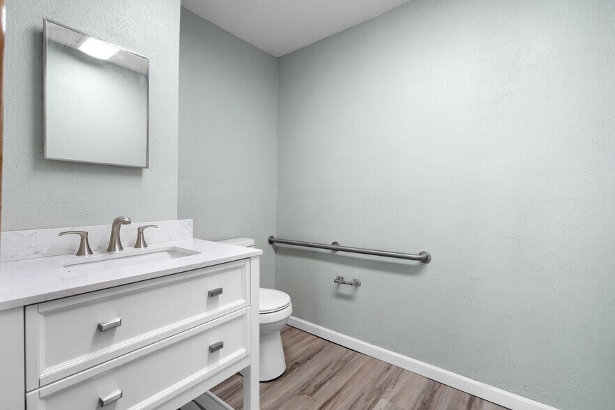 More Photos Of 121 13th St SW, Hickory Office For Sale