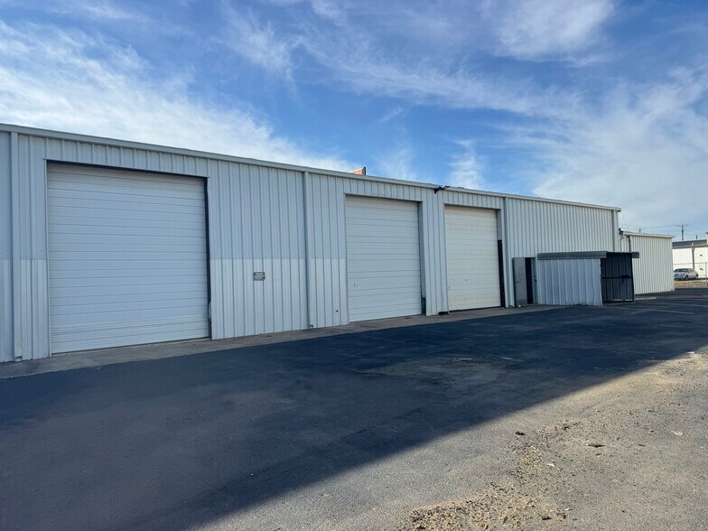 More Photos Of 204 N WW White Rd, San Antonio Distribution For Lease