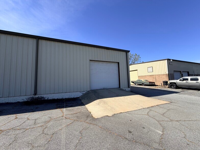 More Photos Of 1522 Veterans Pky, Columbus Flex For Lease