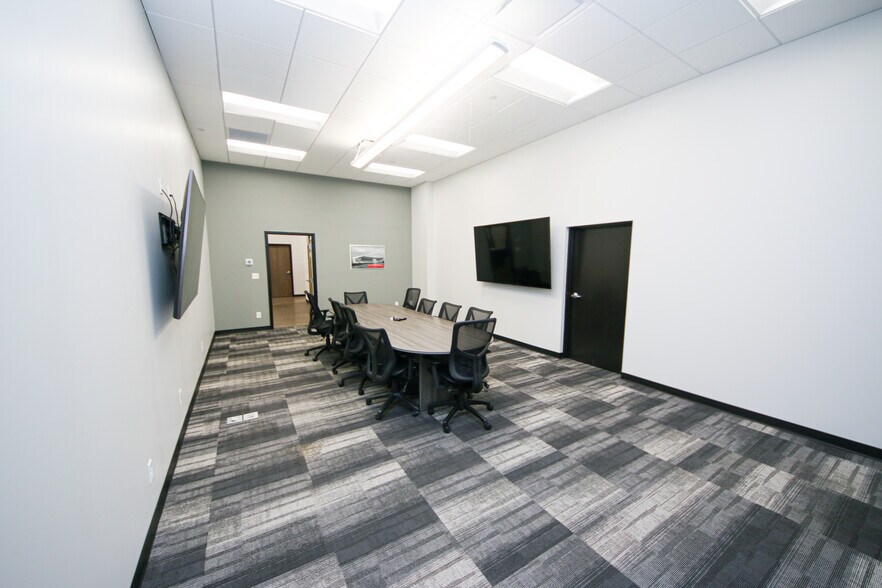 More Photos Of 7707 National Tpke, Louisville Light Distribution For Lease