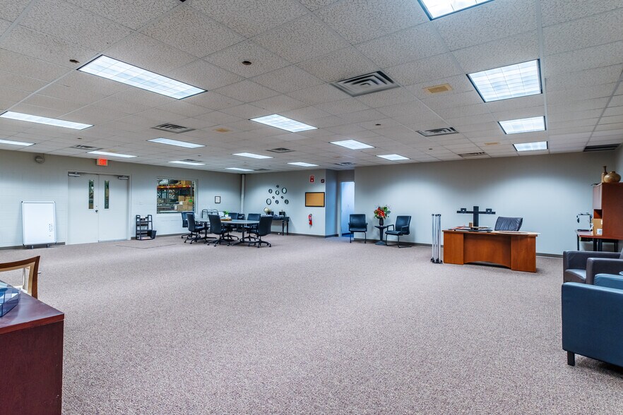 More Photos Of 5222-5230 33rd St SE, Grand Rapids Distribution For Sale