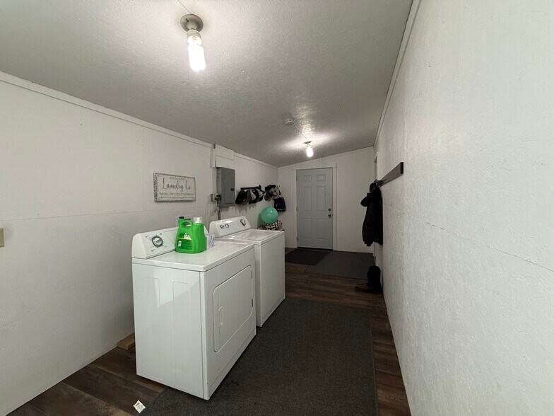 More Photos Of 101 E 4th St, Newell General Retail For Sale