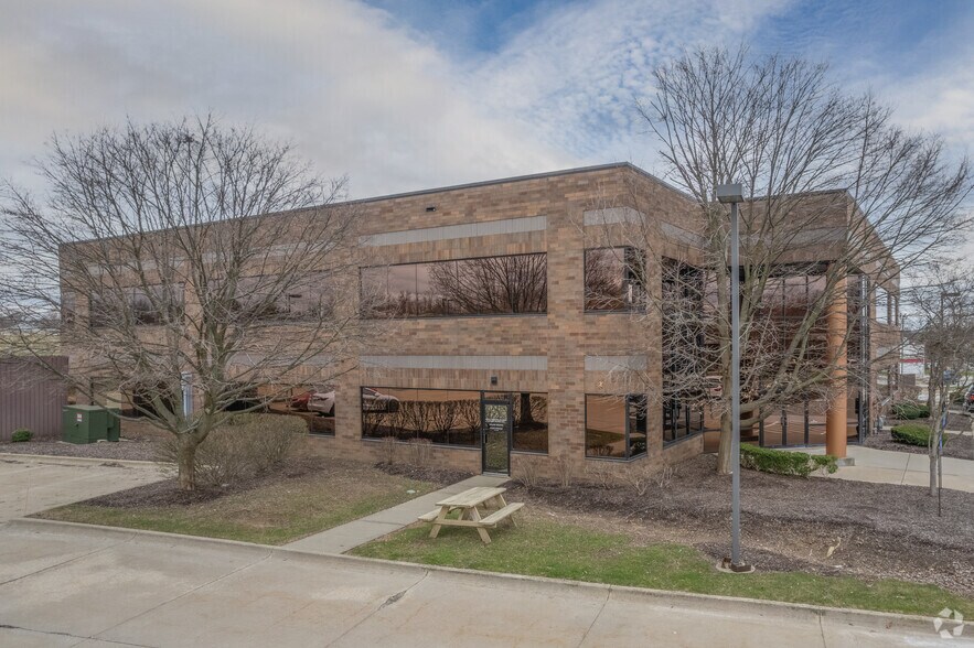 More Photos Of 1575 Corporate Woods Pky, Uniontown Office For Lease