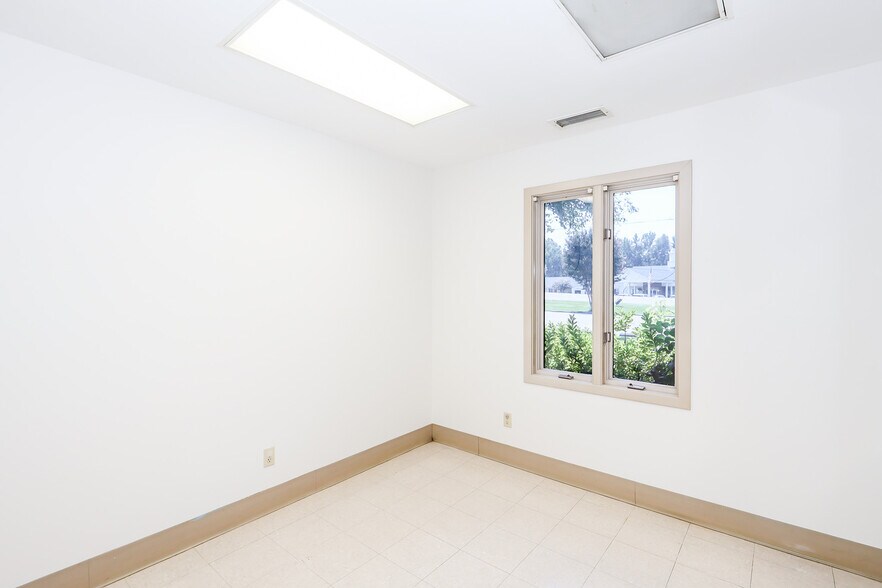 More Photos Of 1487 Belk Blvd, Oxford Office For Sale