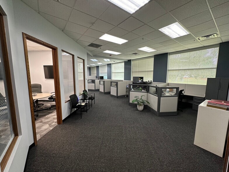 More Photos Of 1125 Remington Rd, Schaumburg Showroom For Lease