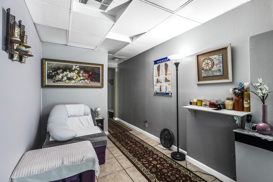 More Photos Of 201 N Indian Canyon Dr, Palm Springs Storefront Retail Office For Sale