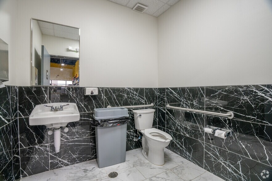 More Photos Of 1800 N Stonebridge Dr, McKinney General Retail For Lease