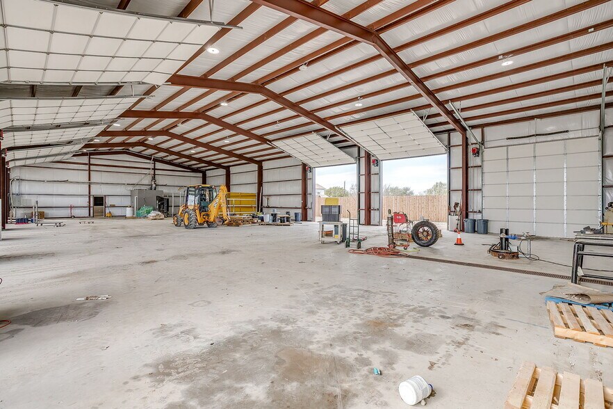 More Photos Of 1650 Staree Ln, Saginaw Flex For Lease