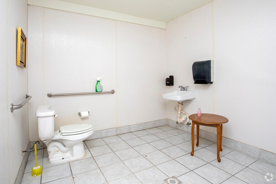 More Photos Of 116 W 6th St, Hanford Freestanding For Sale