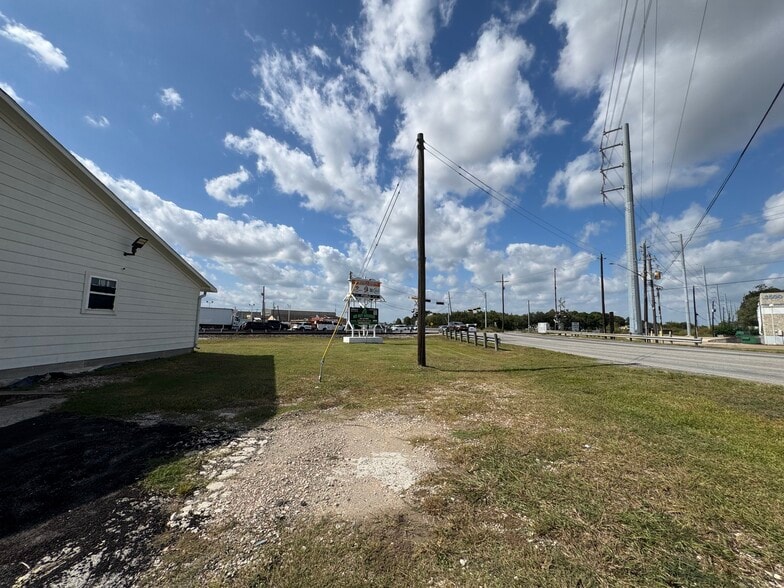 More Photos Of 3701 S Richey Ave, South Houston Freestanding For Lease