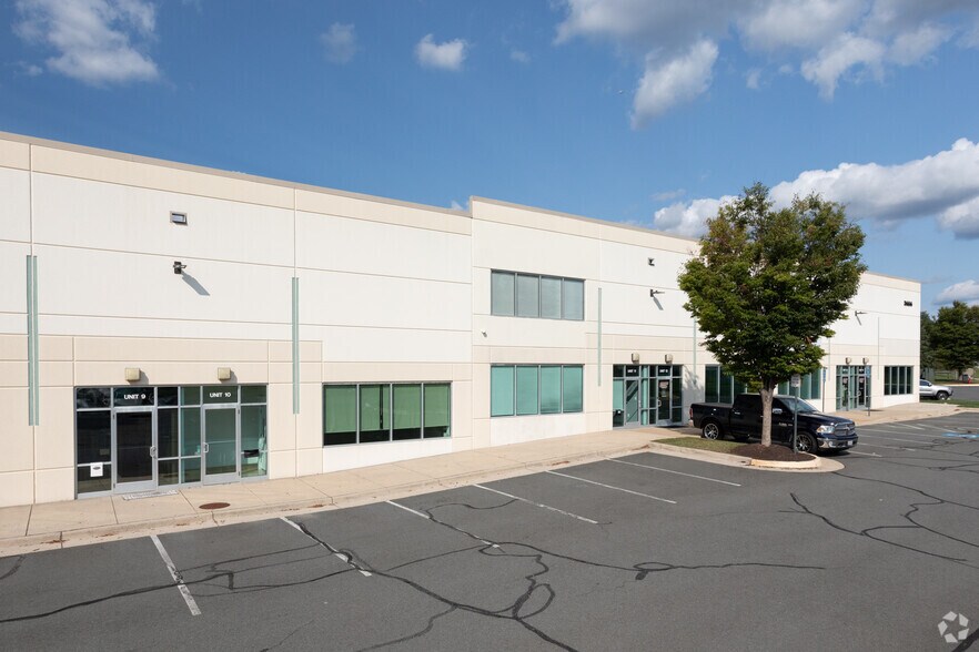 More Photos Of 3656 Centerview Dr, Chantilly Light Distribution For Lease