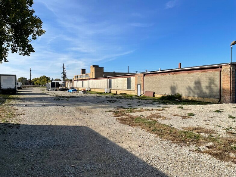 More Photos Of 1600-1660 Pleasant St, Dekalb Manufacturing For Lease