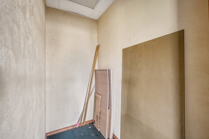 More Photos Of 403 Linwood Plz, Lindsay Warehouse For Sale