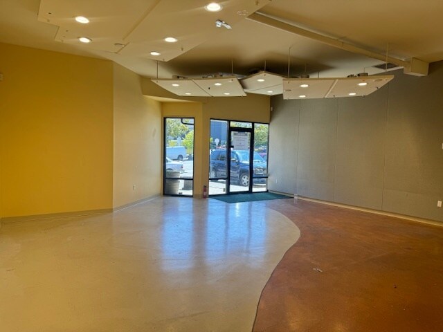 More Photos Of 3320 W McGraw St, Seattle Storefront Retail Office For Lease