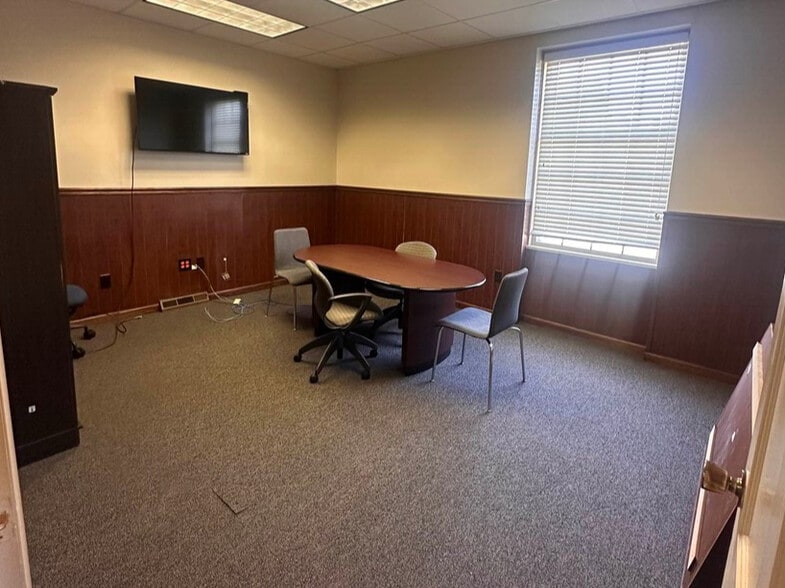 More Photos Of 1730 N Limestone St, Springfield Loft Creative Space For Lease