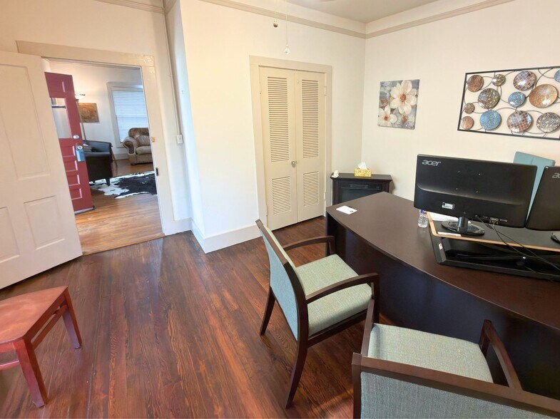 More Photos Of 902 W Pearl St, Granbury Office For Lease