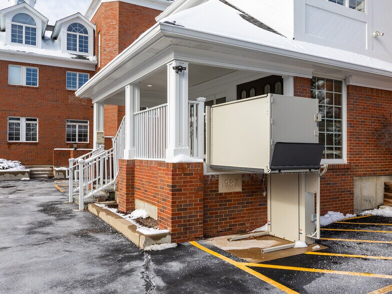 More Photos Of 301 W Roosevelt Rd, Wheaton Office For Lease