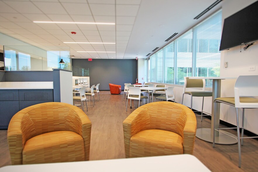 More Photos Of 3000 Lakeside Dr, Bannockburn Office For Lease