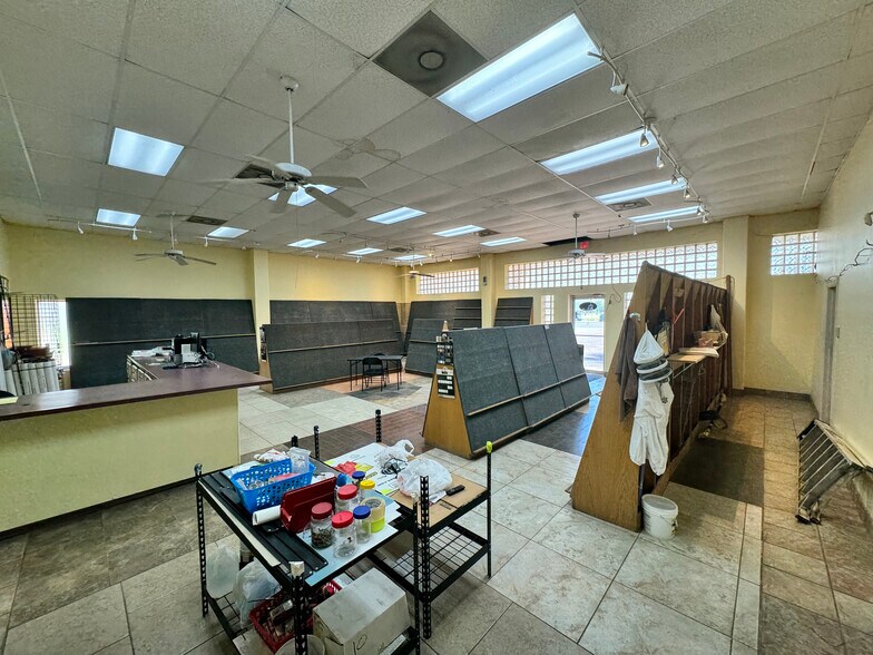 More Photos Of 3911 W University Dr, Edinburg Showroom For Lease