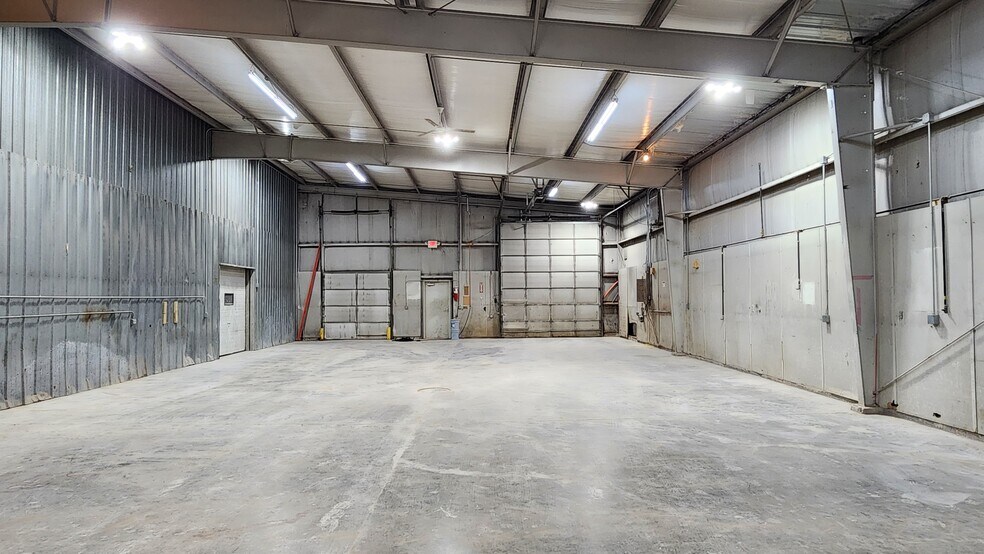 More Photos Of 600 Randolph Dr, Appleton Warehouse For Lease