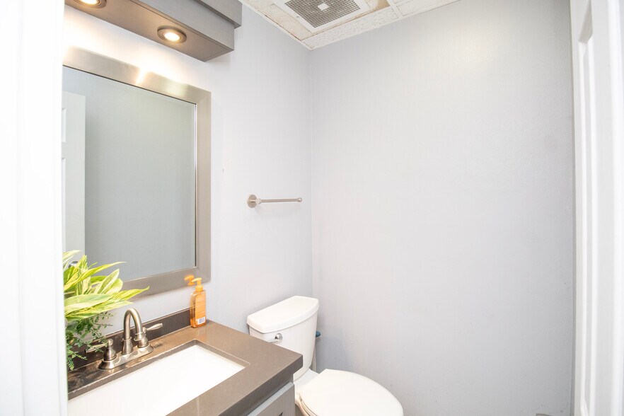 More Photos Of 1401 Guatemozin St, Laredo Warehouse For Sale