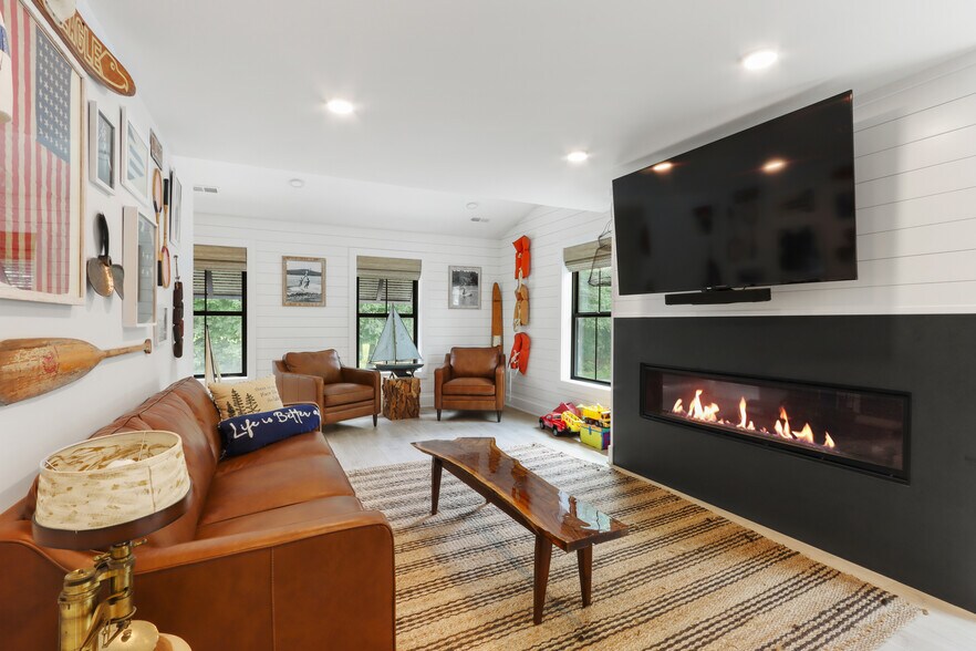 More Photos Of W4724 S Lakeshore Dr, Fontana-on-Geneva Lake Storefront For Sale