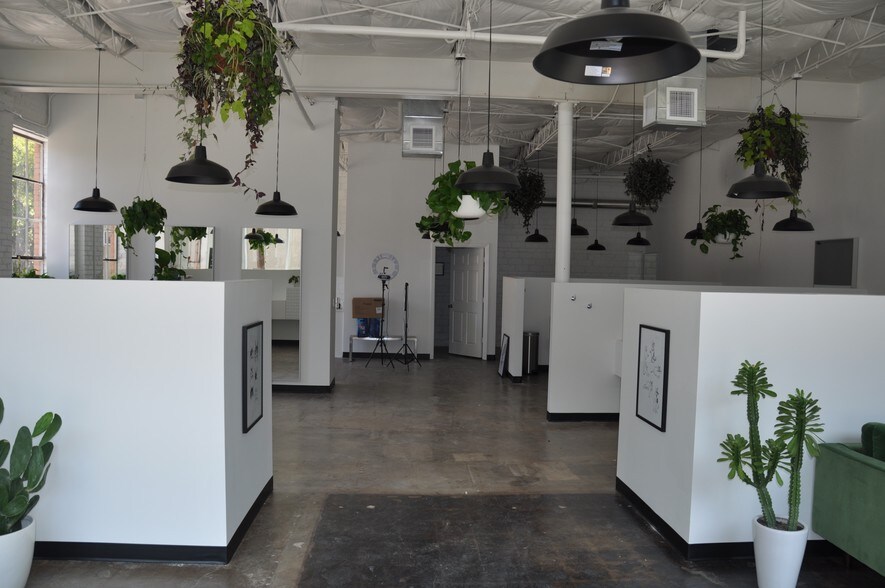 More Photos Of 3901 Main St, Dallas Showroom For Lease