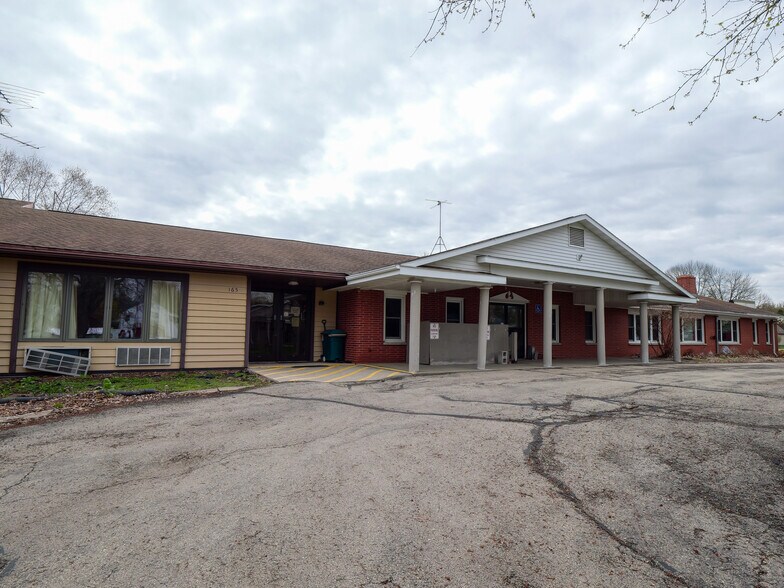 More Photos Of 165 S Chet Krause Dr, Iola Apartments For Sale