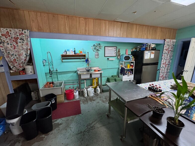 More Photos Of 706 N Perry St, Palestine General Retail For Sale